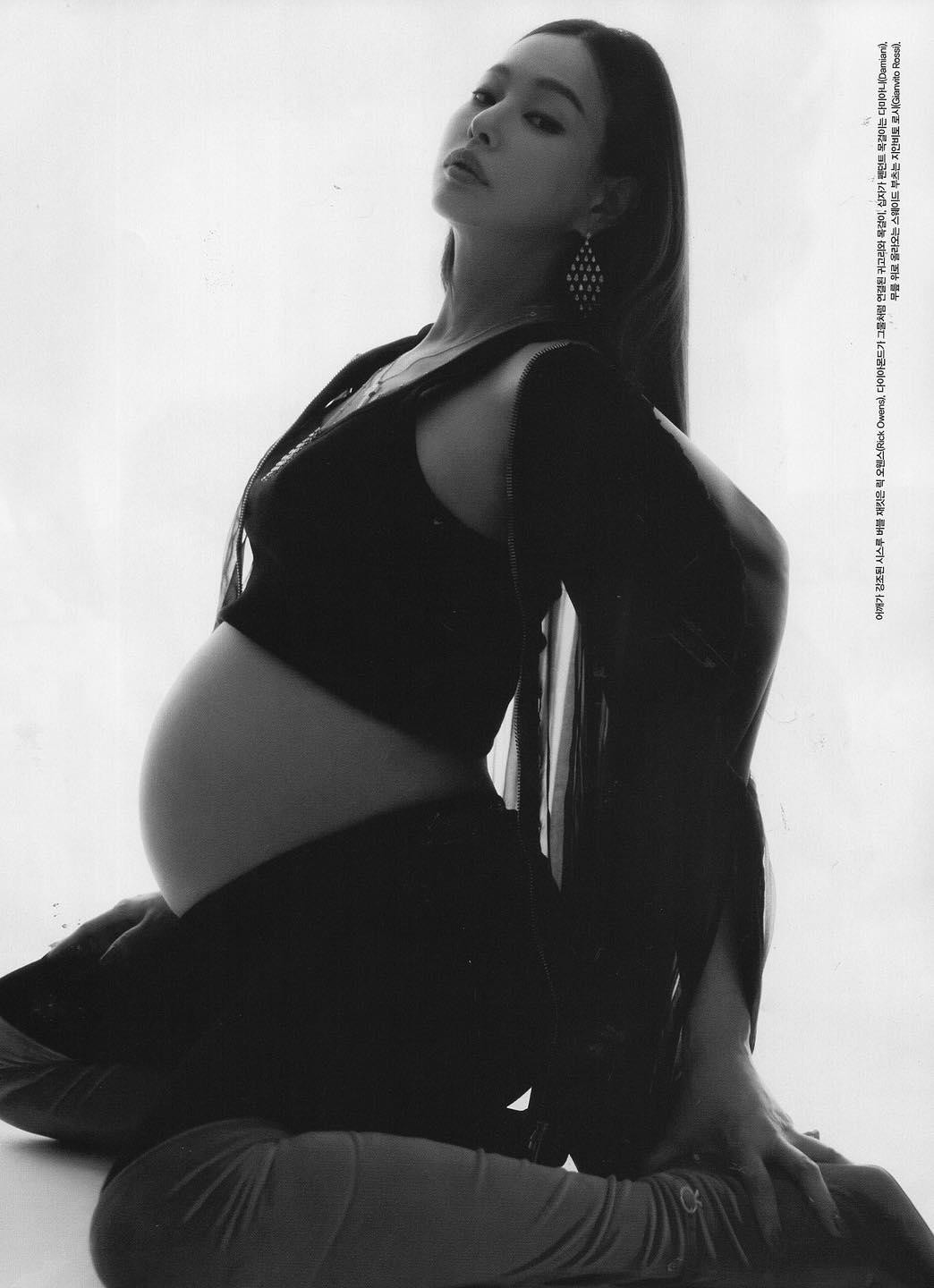 Cô được mệnh danh là "Hoa hậu đẹp nhất Hàn Quốc" và từng được tạp chí Playboy (Mỹ) bình chọn là “mỹ nhân Hàn Quốc sexy nhất mọi thời” năm 2015.