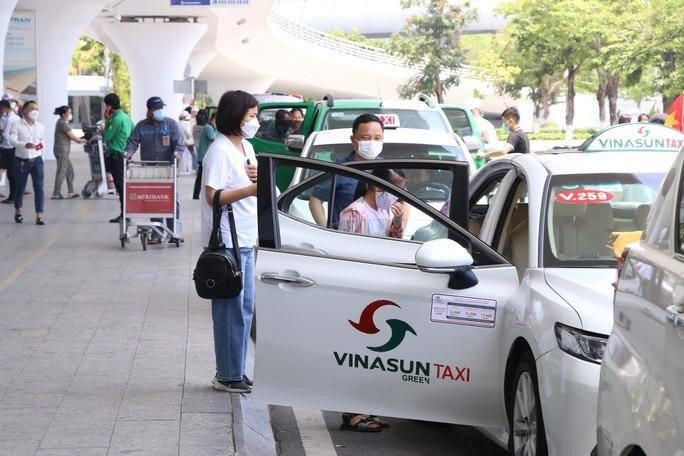 Trước lượng khách tăng cao, Cảng hàng không Đà Nẵng phân chia ca kíp trực mỗi hệ thống trang thiết bị luôn đầy đủ và phối hợp các đơn vị phục vụ VIAGS, SAGS, Pacific Airlines tăng cường nhân lực bốc xếp, tránh hành lý bị mắc kẹt gây vỡ, rách, làm ùn tắc cục bộ hệ thống có nguy cơ làm chậm trễ chuyến bay…; triển khai thực hiện nghiêm các quy định về phòng, chống dịch, thực hiện tốt “thông điệp 5K”