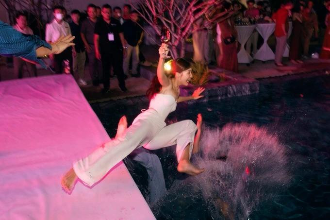 Đông Nhi, Khả Như, Khả Ngân đều ướt sũng khi nhập tiệc.