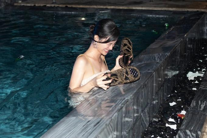 Đông Nhi, Khả Như, Khả Ngân đều ướt sũng khi nhập tiệc.