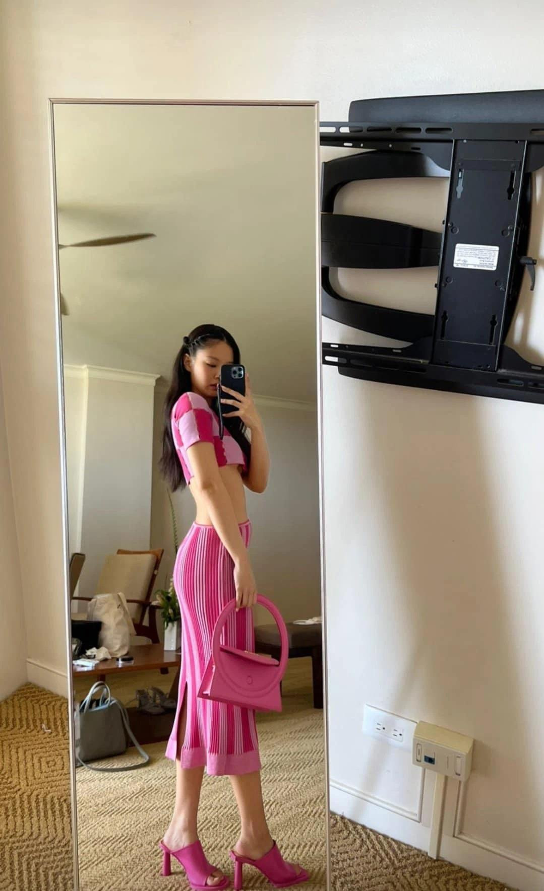 Trước đó, Jennie (BlackPink) gây “bão” khi phối nguyên set từ thương hiệu thương hiệu nổi tiếng.