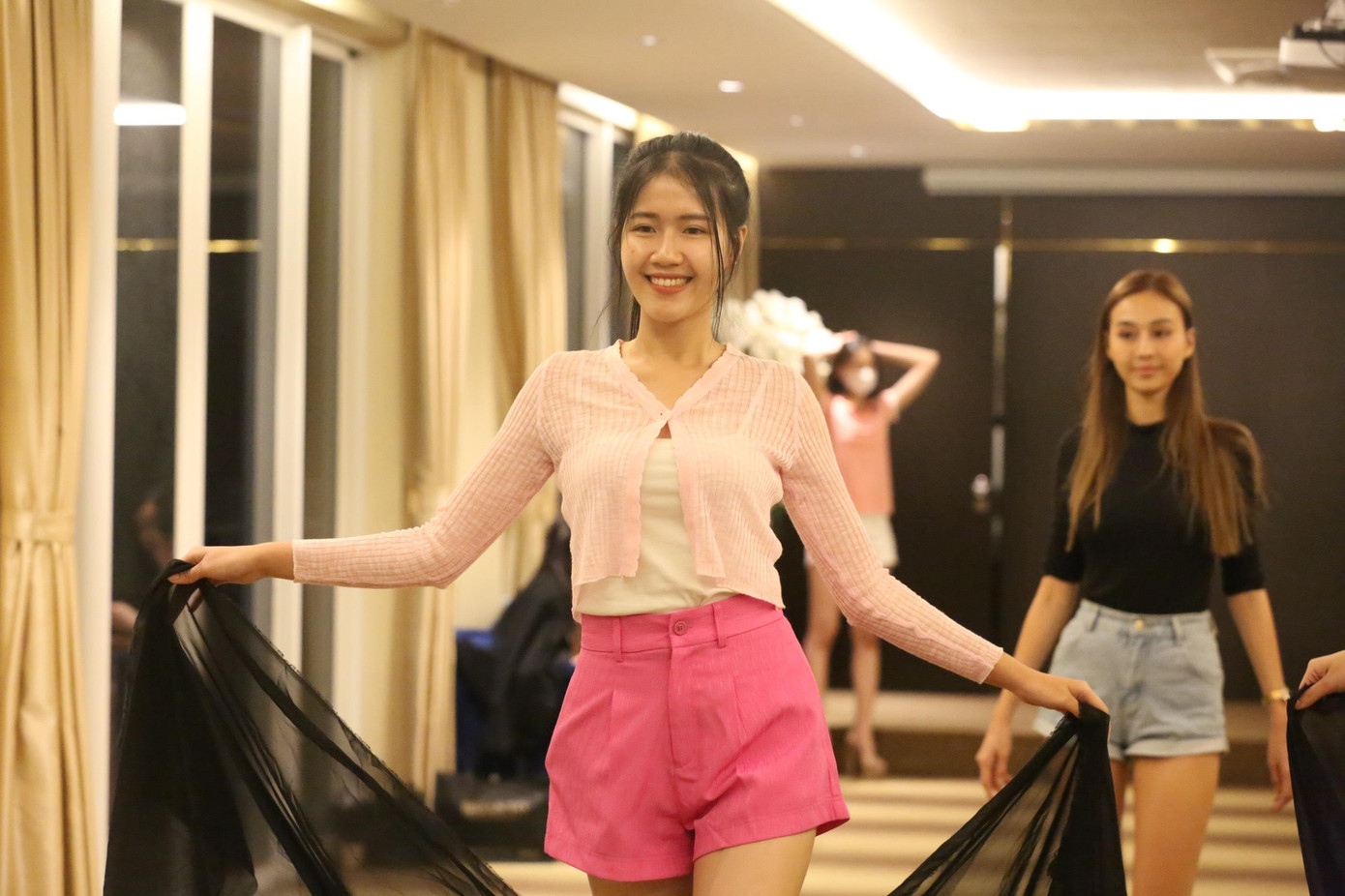 Buổi tập catwalk này, các thí sinh được hướng dẫn cách đi mềm mại, uyển chuyển khi trình diễn áo dài và bước đi tự tin, cảm âm thanh trên nền nhạc sôi động. Buổi tập catwalk này, các thí sinh được hướng dẫn cách đi mềm mại, uyển chuyển khi trình diễn áo dài và bước đi tự tin, cảm âm thanh trên nền nhạc sôi động.