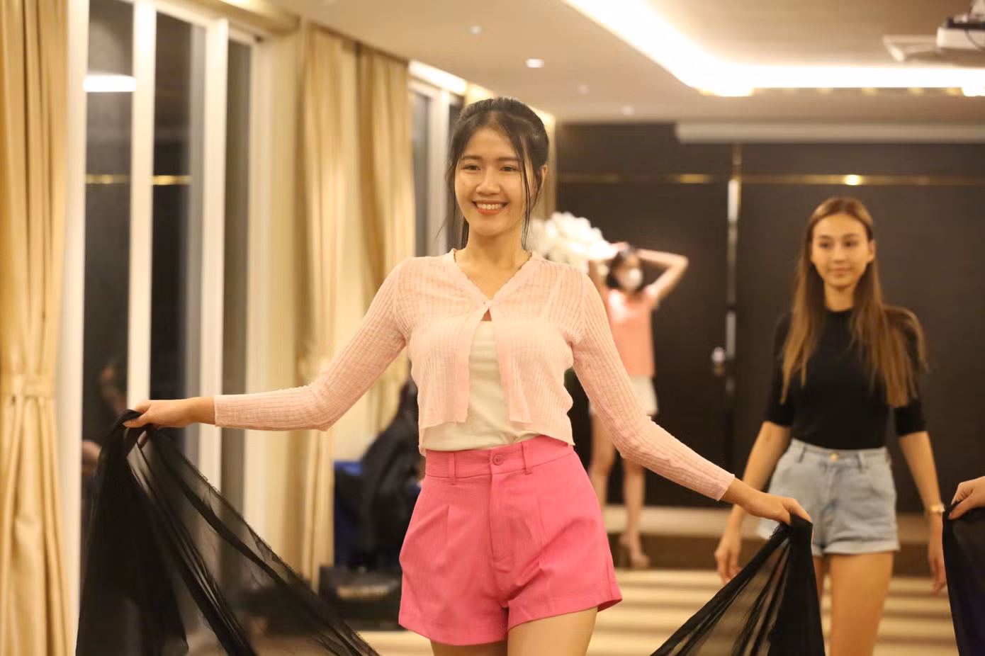 Buổi tập catwalk này, các thí sinh được hướng dẫn cách đi mềm mại, uyển chuyển khi trình diễn áo dài và bước đi tự tin, cảm âm thanh trên nền nhạc sôi động.