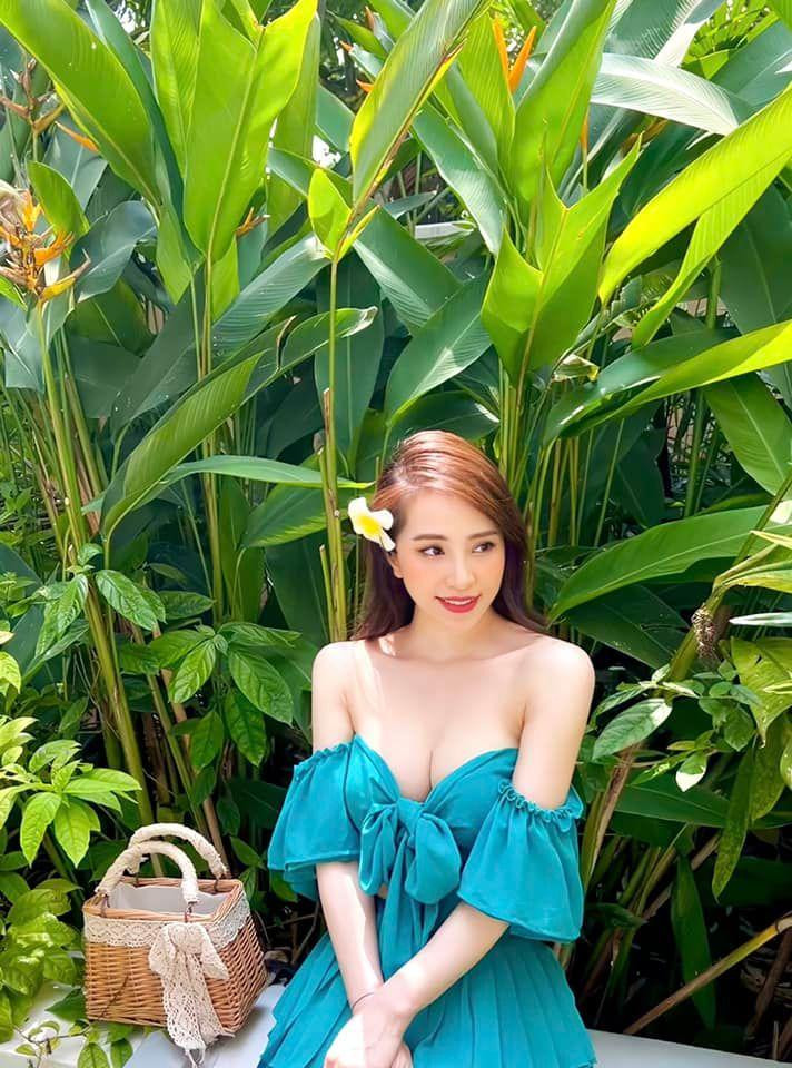 Quỳnh Nga mới đây đã chia sẻ bộ ảnh quyến rũ khi thả dáng với chiếc áo trễ nải khoe vai trần nuột nà...