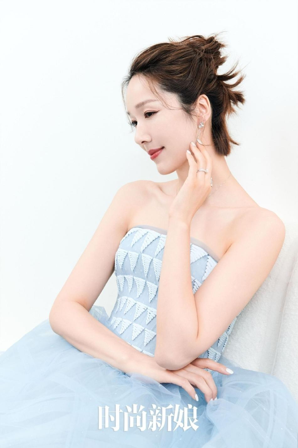 Lý Á Nam kém chồng 4 tuổi, từng giành danh hiệu Hoa hậu Hoa kiều năm 2005. Cô từng góp mặt trong những bộ phim như Pháp chứng tiên phong 3, Cự luân, Tuế nguyệt phong vân…