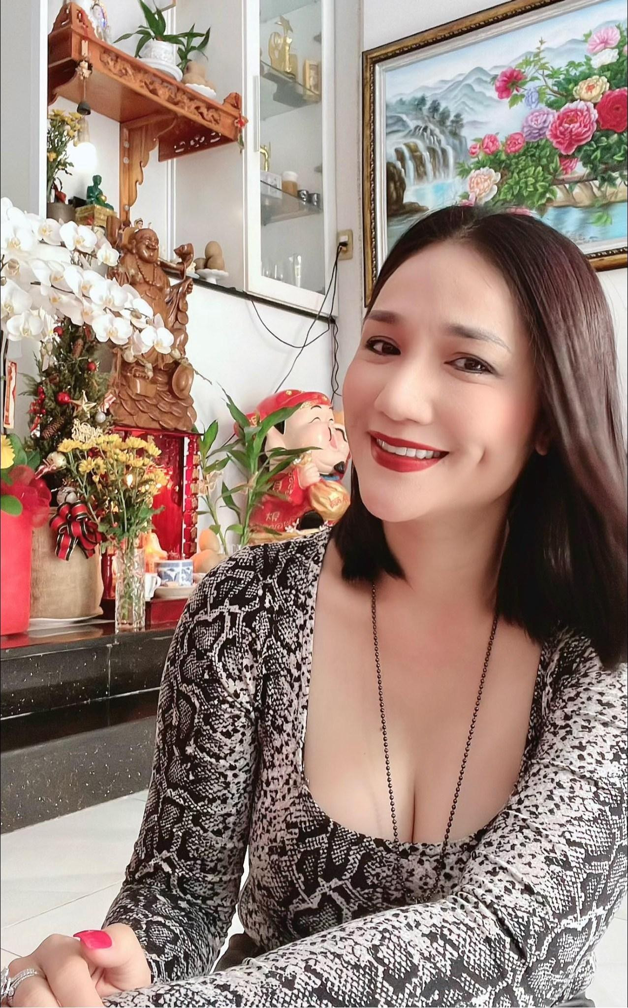 MC Cát Tường viết: “Mùng 5 - nhà em vẫn rực rỡ nha. Mai trắng, vàng, đỏ còn nguyên, khế đầy cành và em... vẫn còn đó!”.