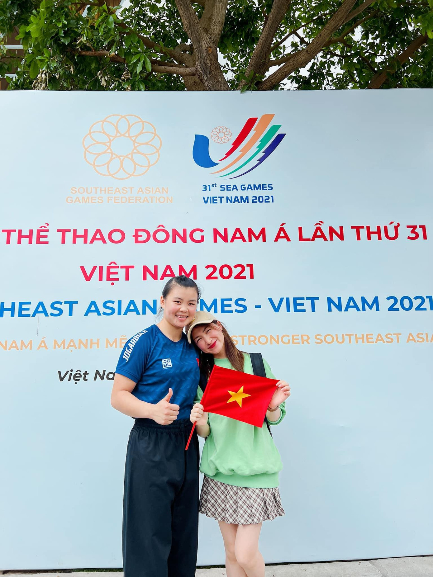 Hòa Minzy check-in cùng VĐV Quàng Thị Thu Nghĩa