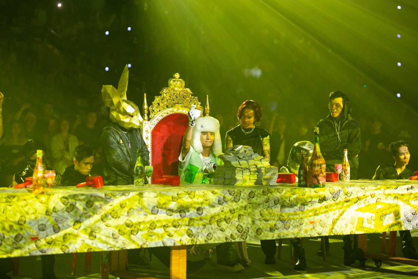 Sân khấu mãn nhãn, tạo nên bữa tiệc về thị giác dành cho hơn 5000 khán giả.