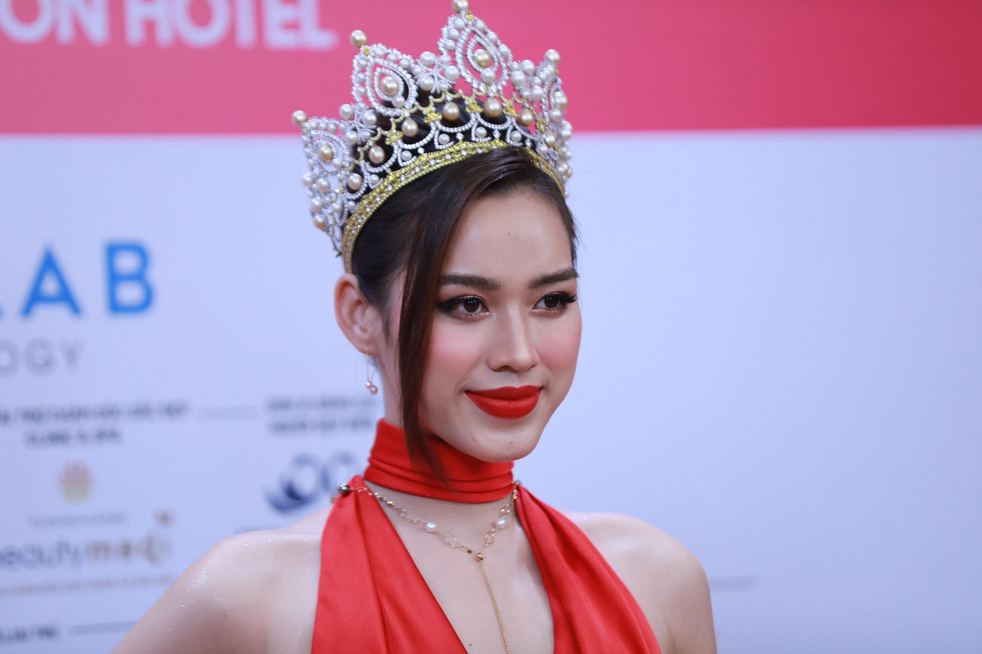 Hoa hậu Việt Nam 2022 Đỗ Thị Hà nổi bật trên thảm đỏ với bộ váy cắt xẻ gợi cảm. Người đẹp xứ Thanh chia sẻ cảm xúc hồi hộp trước khi kết thúc nhiệm kỳ. Hoa hậu Việt Nam 2022 Đỗ Thị Hà nổi bật trên thảm đỏ với bộ váy cắt xẻ gợi cảm. Người đẹp xứ Thanh chia sẻ cảm xúc hồi hộp trước khi kết thúc nhiệm kỳ.