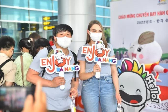 Chuyến bay VJ879 đầu tiên hạ cánh lúc 9 giờ 40 sáng nay, đưa hơn 220 hành khách từ Incheon (Hàn Quốc) đến với Đà Nẵng. Mỗi hành khách trên chuyến bay VJ879 được ngành du lịch Đà Nẵng tặng quà lưu niệm, gồm: móc khóa, ấn phẩm du lịch, bánh khô mè đặc sản và bộ sản phẩm khẩu trang, gel sát khuẩn tay để có một chuyến du lịch an toàn và trọn vẹn