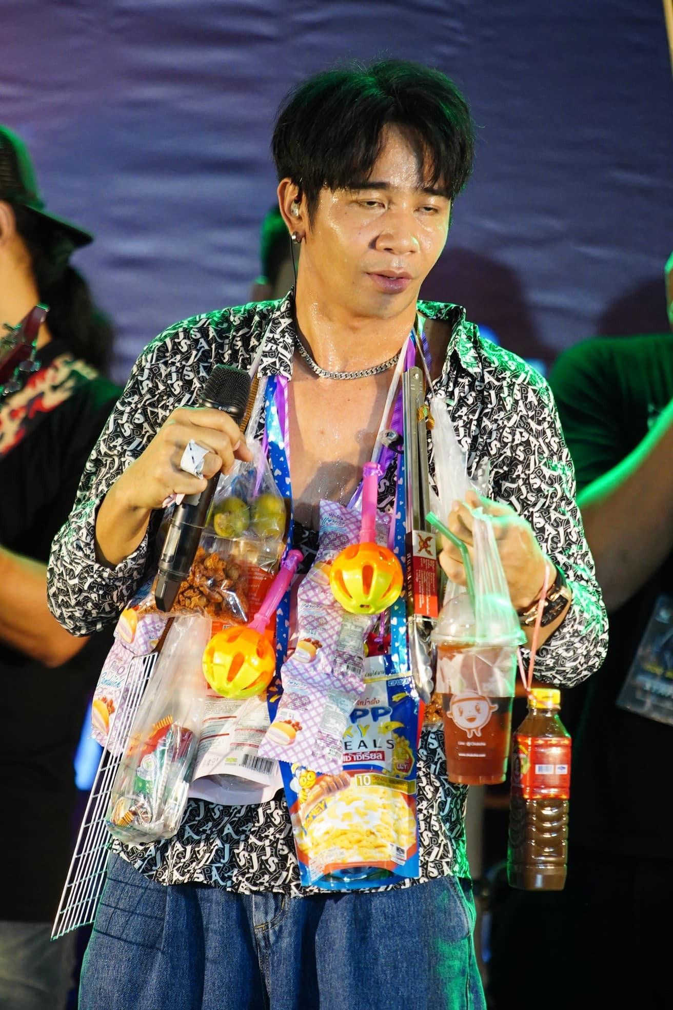 Kong Huayrai - nam ca sĩ Thái Lan nhận được sự chú ý lớn của cư dân mạng với loạt hình sân khấu độc, lạ, hài hước. Mỗi lần đi diễn, Kong Huayrai thường được người hâm mộ tặng những vật phẩm như cây cảnh, đồ ăn… Tất cả quà ca sĩ đều treo lên cổ và trình diễn. Kong Huayrai - nam ca sĩ Thái Lan nhận được sự chú ý lớn của cư dân mạng với loạt hình sân khấu độc, lạ, hài hước. Mỗi lần đi diễn, Kong Huayrai thường được người hâm mộ tặng những vật phẩm như cây cảnh, đồ ăn… Tất cả quà ca sĩ đều treo lên cổ và trình diễn.