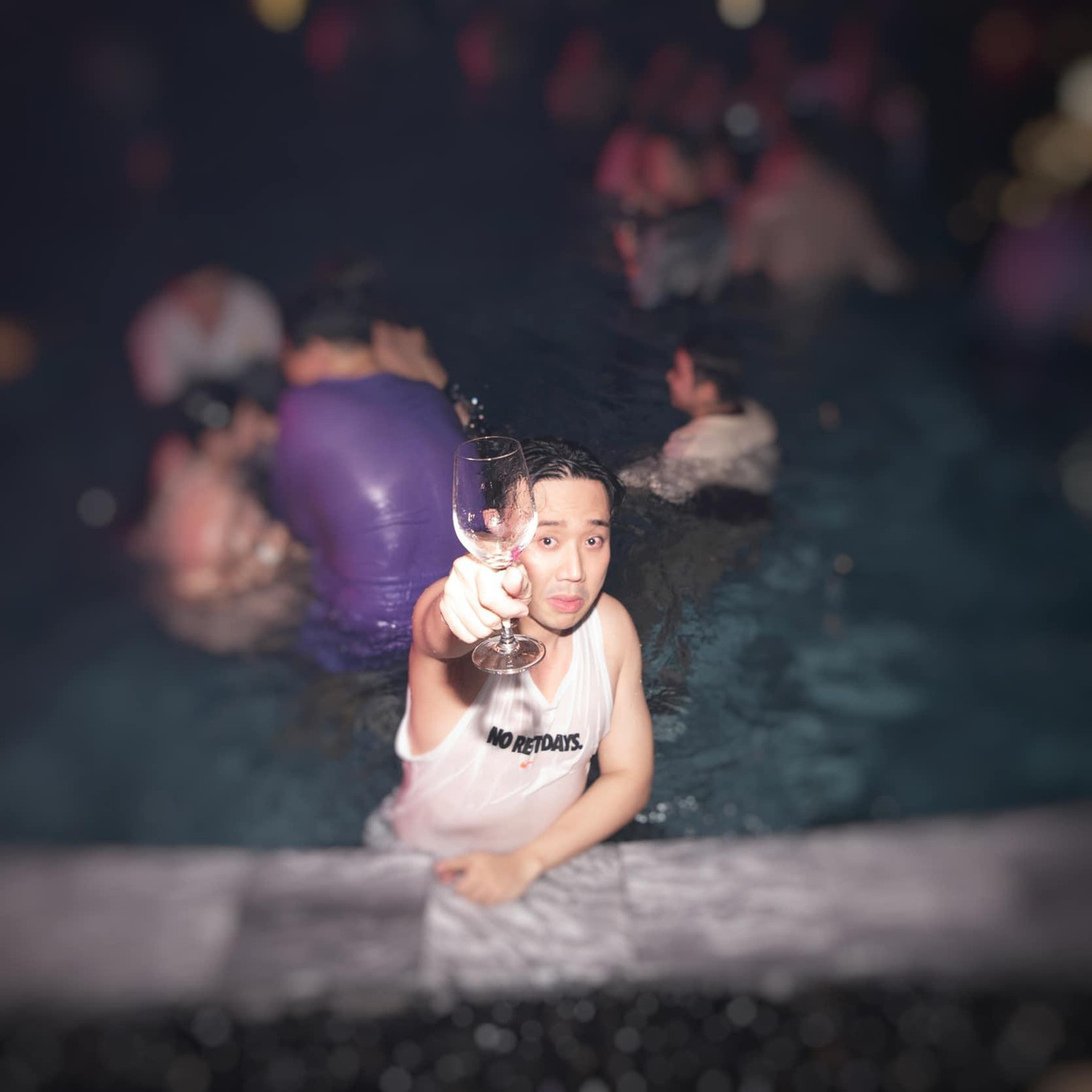 “Có ai cho tui biết đêm qua đã xảy ra chuyện gì không? Sáng ra ăn sáng xong nó còn xỉn lại lần 2 nữa mới ghê chứ!”, Trấn Thành viết.