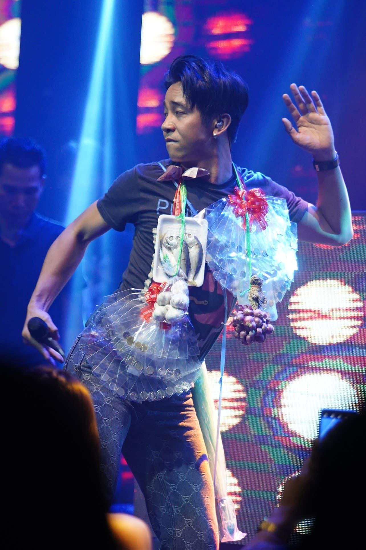 Nam ca sĩ vui vẻ nhận quà từ người hâm mộ. Có lần, anh sẵn sàng vác trên vai bao bố lớn do khán giả tặng và hào hứng trình diễn. Nam ca sĩ vui vẻ nhận quà từ người hâm mộ. Có lần, anh sẵn sàng vác trên vai bao bố lớn do khán giả tặng và hào hứng trình diễn.