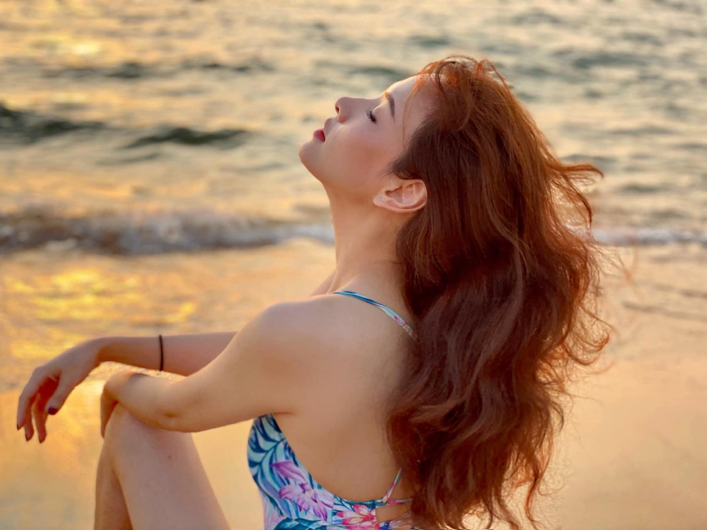 Đan Lê nhận “mưa lời khen” từ khán giả và bạn bè, đồng nghiệp như diễn viên Thanh Hương, MC Hoàng Linh, MC Minh Hằng…MC Mai Ngọc hài hước bình luận: “Quá chuẩn chị ơi! Chụp ảnh xấu là tan nát cuộc vui luôn”.