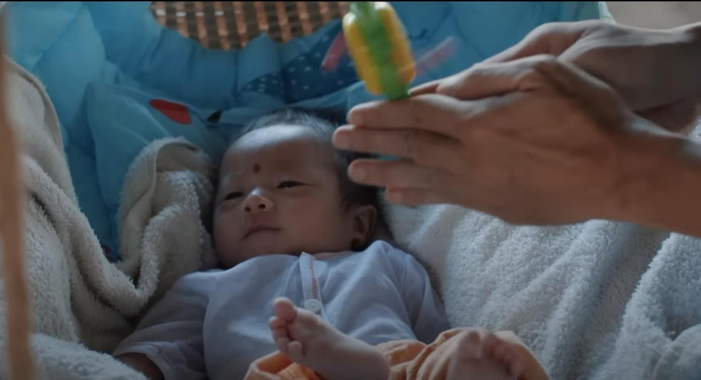 Mô hết lòng chăm sóc bé Hạt Dẻ. Ảnh: CMH. Mô hết lòng chăm sóc bé Hạt Dẻ. Ảnh: CMH.