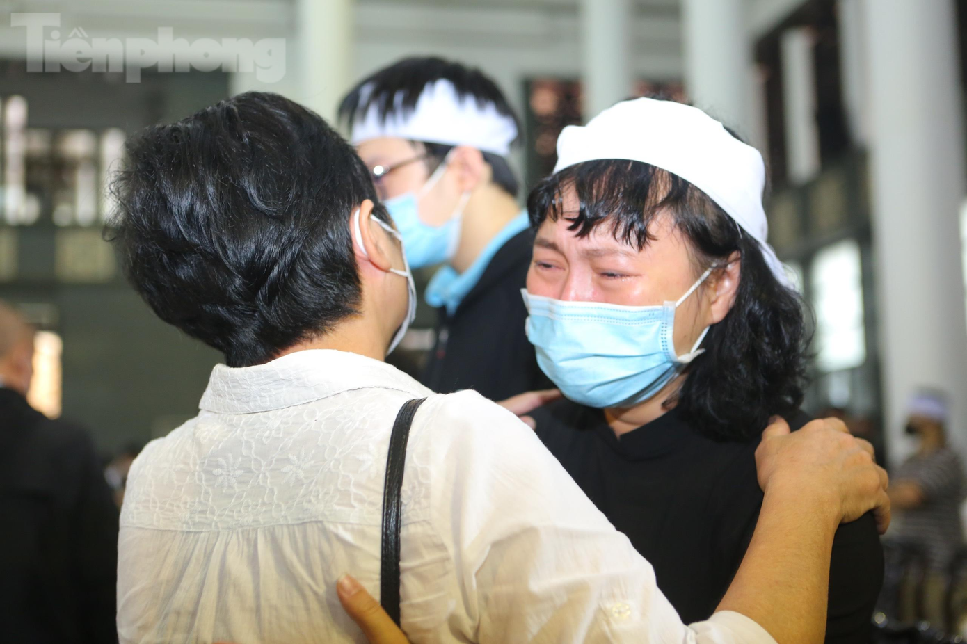 Hai anh em Ngọc Châu – Khánh Linh cách nhau 16 tuổi nhưng có sự gắn bó đặc biệt trong cuộc sống và sự nghiệp. Khánh Linh thể hiện thành công nhiều ca khúc của anh trai. Một trong số đó là Cô tấm ngày nay.