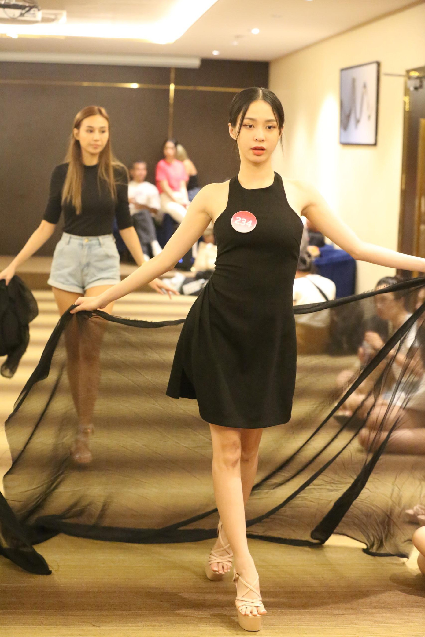 Thí sinh Đỗ Trần Ngọc Thảo (SBD 234) cho biết cô cảm nhận được sự thay đổi trong từng bước đi của mình so với thời gian đầu. Phần thi Người đẹp biển, Ngọc Thảo được HLV catwalk cùng các thí sinh dành lời khen. Thí sinh Đỗ Trần Ngọc Thảo (SBD 234) cho biết cô cảm nhận được sự thay đổi trong từng bước đi của mình so với thời gian đầu. Phần thi Người đẹp biển, Ngọc Thảo được HLV catwalk cùng các thí sinh dành lời khen.