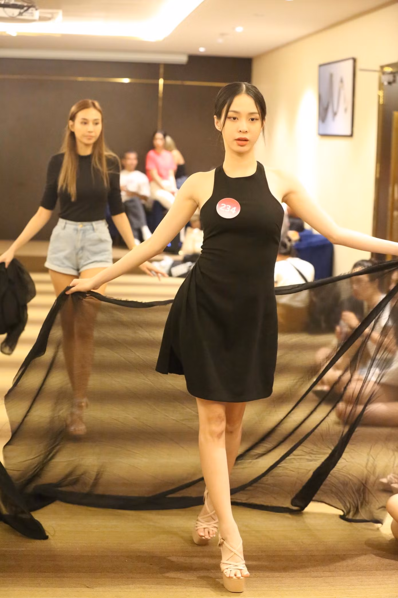 Thí sinh Đỗ Trần Ngọc Thảo (SBD 234) cho biết cô cảm nhận được sự thay đổi trong từng bước đi của mình so với thời gian đầu. Phần thi Người đẹp biển, Ngọc Thảo được HLV catwalk cùng các thí sinh dành lời khen.
