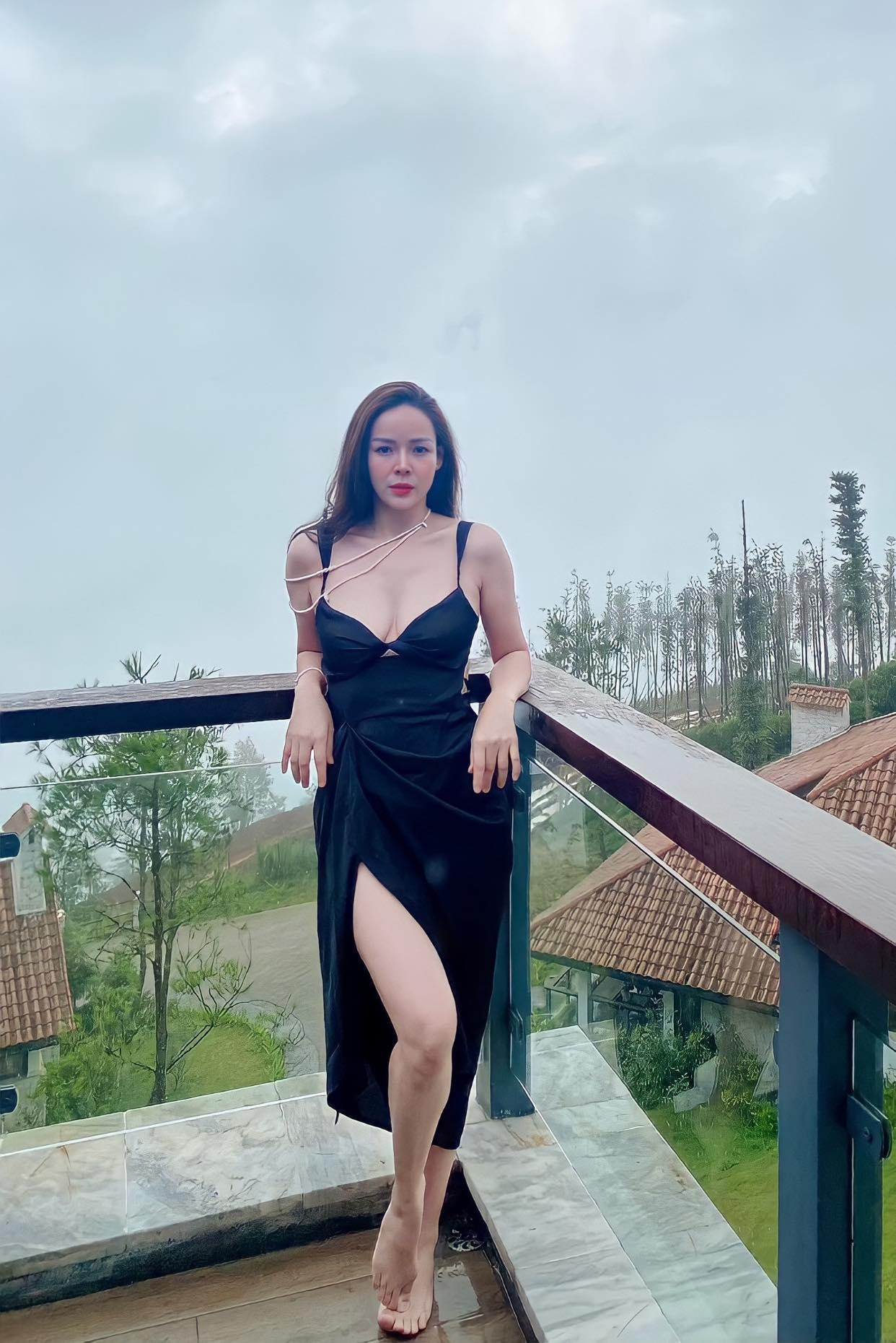 Ngoài đời, nữ diễn viên sinh năm 1986 sở hữu thân hình nóng bỏng, quyến rũ và trẻ đẹp hơn nhiều so với tạo hình Cẩm Khê trên phim.