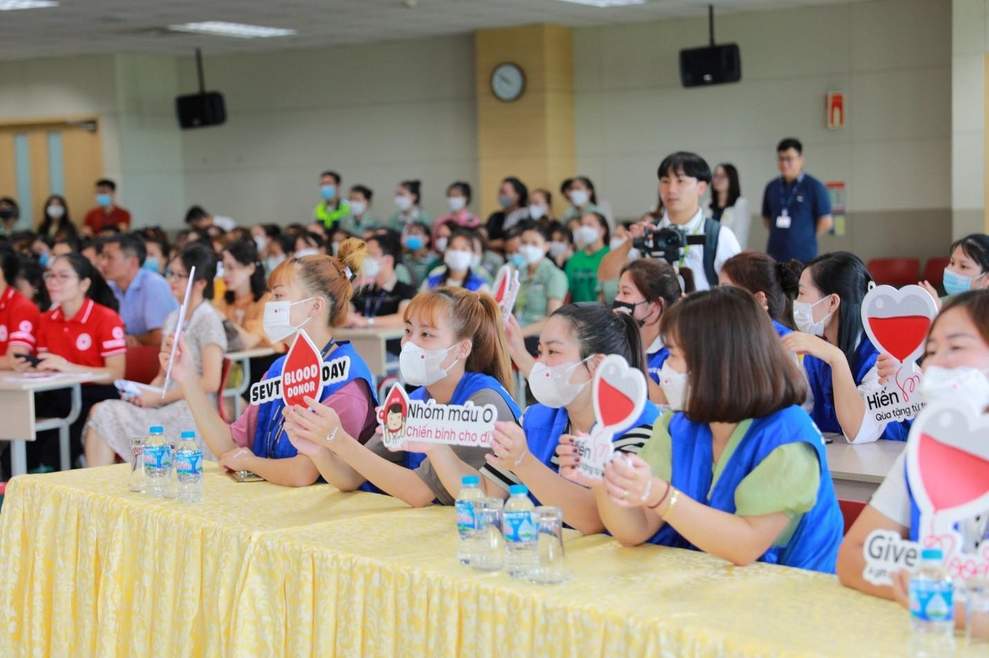 Đông đảo cán bộ và nhân viên Samsung Electronics Việt Nam - Thái Nguyên sôi nổi và hào hứng tham gia chương trình hiến máu hưởng ứng Chủ nhật Đỏ lần thứ XIV năm 2022. Đông đảo cán bộ và nhân viên Samsung Electronics Việt Nam - Thái Nguyên sôi nổi và hào hứng tham gia chương trình hiến máu hưởng ứng Chủ nhật Đỏ lần thứ XIV năm 2022.