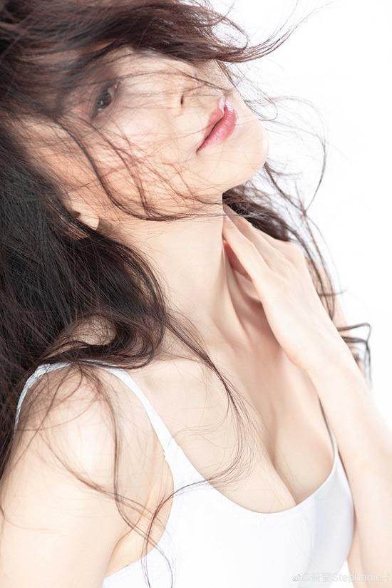 Diễn viên độc thân sau những mối tình sóng gió với các người tình đại gia như Tào Hưng Thanh và Lâm Kim Long.