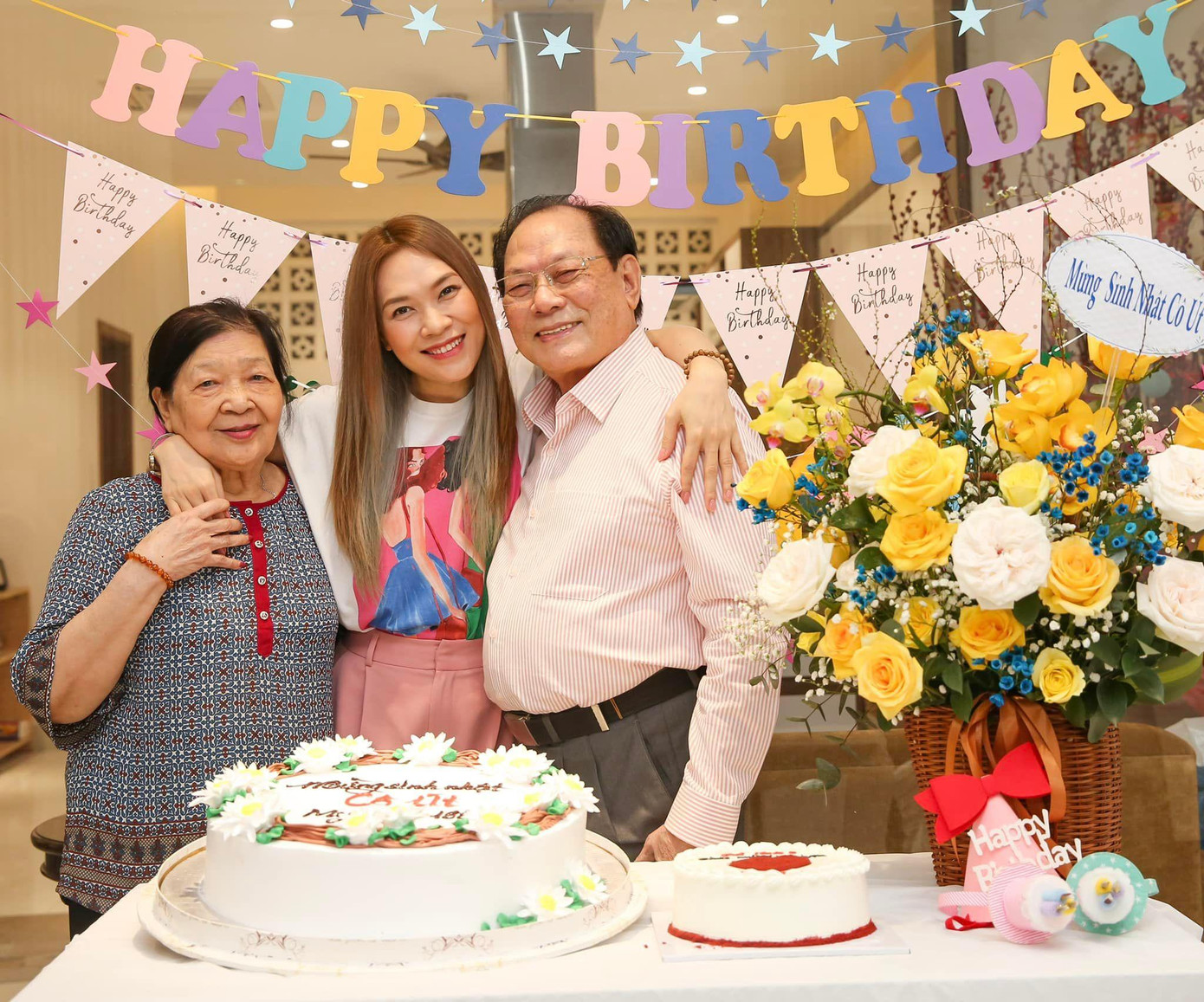 Mới đây, Mỹ Tâm đón sinh nhật tuổi 41 ấm áp bên gia đình. &quot;Bao nhiêu năm rồi mới được mừng sinh nhật cùng gia đình&quot;, cô hạnh phúc viết.