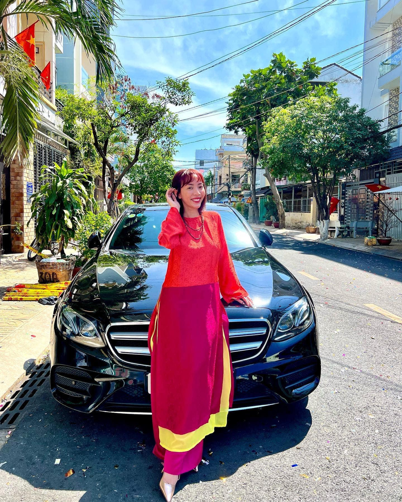 Diễn viên Thu Trang rạng rỡ với bộ cánh đỏ rực.