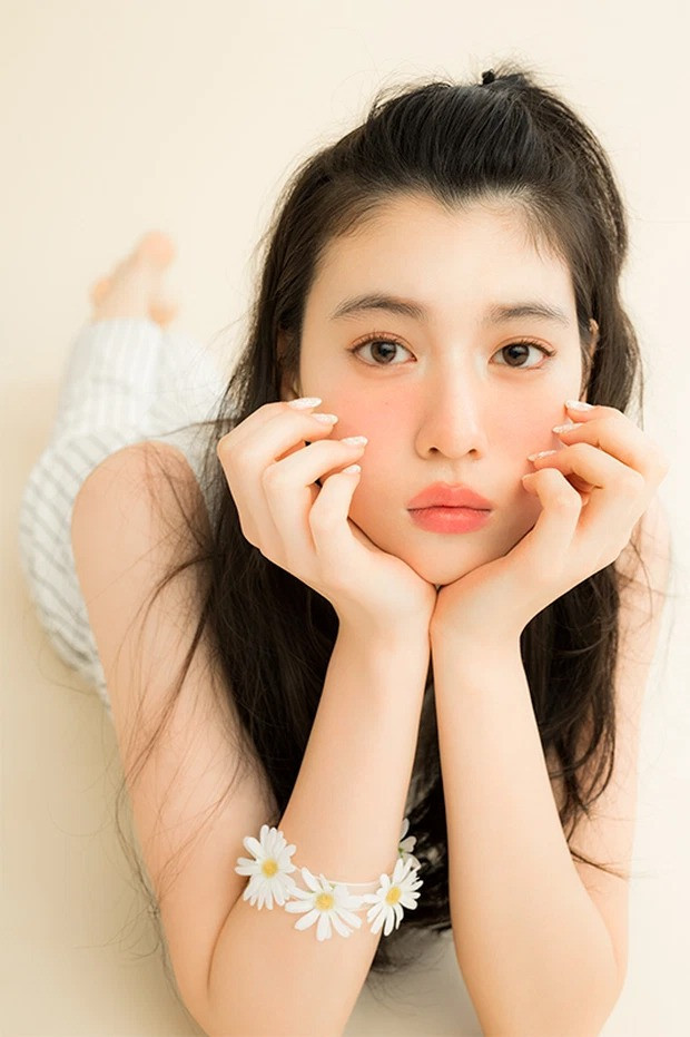 Nhan sắc của Ayaka Miyoshi được nhận xét pha trộn nét cổ điển như diễn viên Hong Kong và sự trong sáng, lanh lợi của các thần tượng Nhật Bản. Nhan sắc của Ayaka Miyoshi được nhận xét pha trộn nét cổ điển như diễn viên Hong Kong và sự trong sáng, lanh lợi của các thần tượng Nhật Bản.