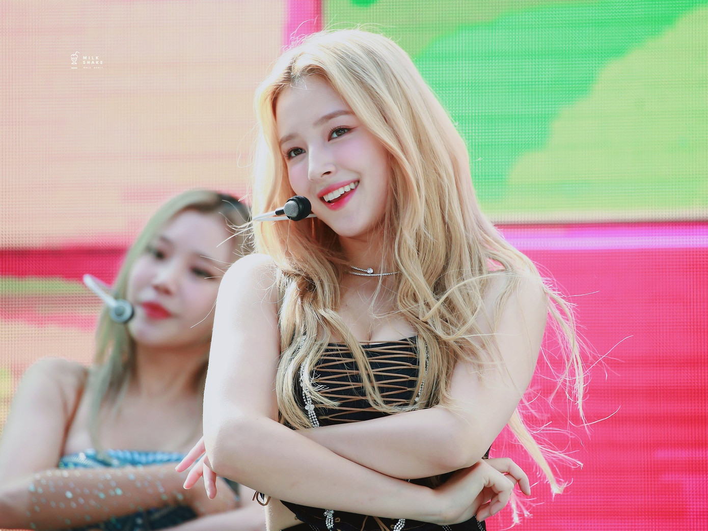 Ca sĩ 22 tuổi nổi tiếng từ những ngày đầu ra mắt nhờ pha trộn từ những nét đẹp của 2 quốc gia Mỹ - Hàn Quốc. Gương mặt trong sáng, tựa búp bê sống nhưng hoàn toàn có thể biến hóa gợi cảm khiến nữ thần tượng thu về lượng lớn người hâm mộ. Ảnh: Twitter.