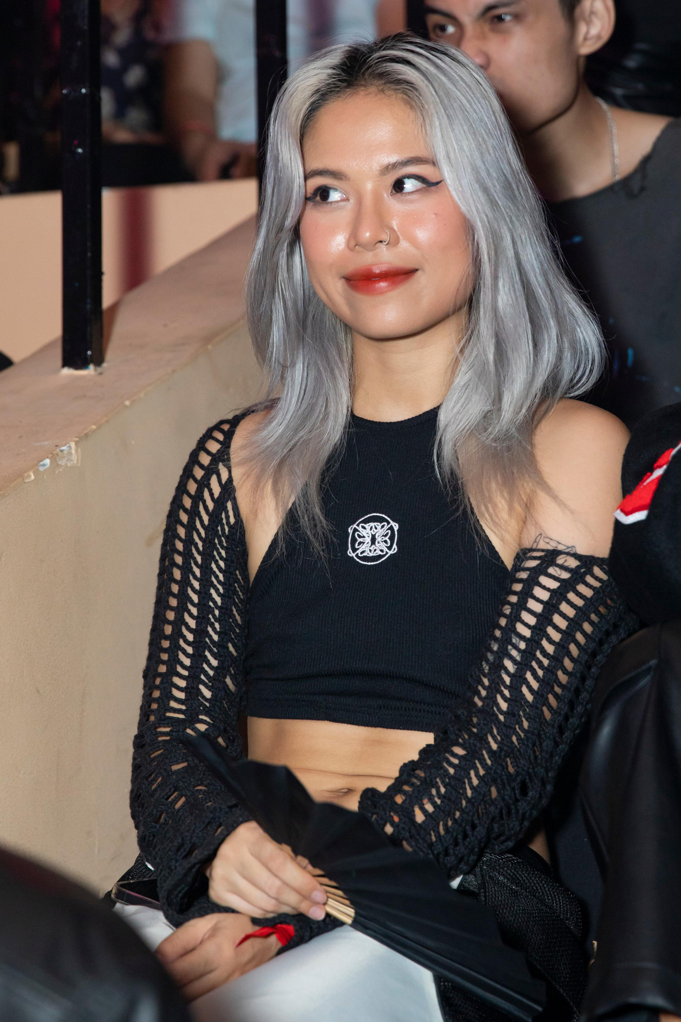 Tlinh xuất hiện nổi bật với mái tóc xám khói. Tlinh xuất hiện nổi bật với mái tóc xám khói.