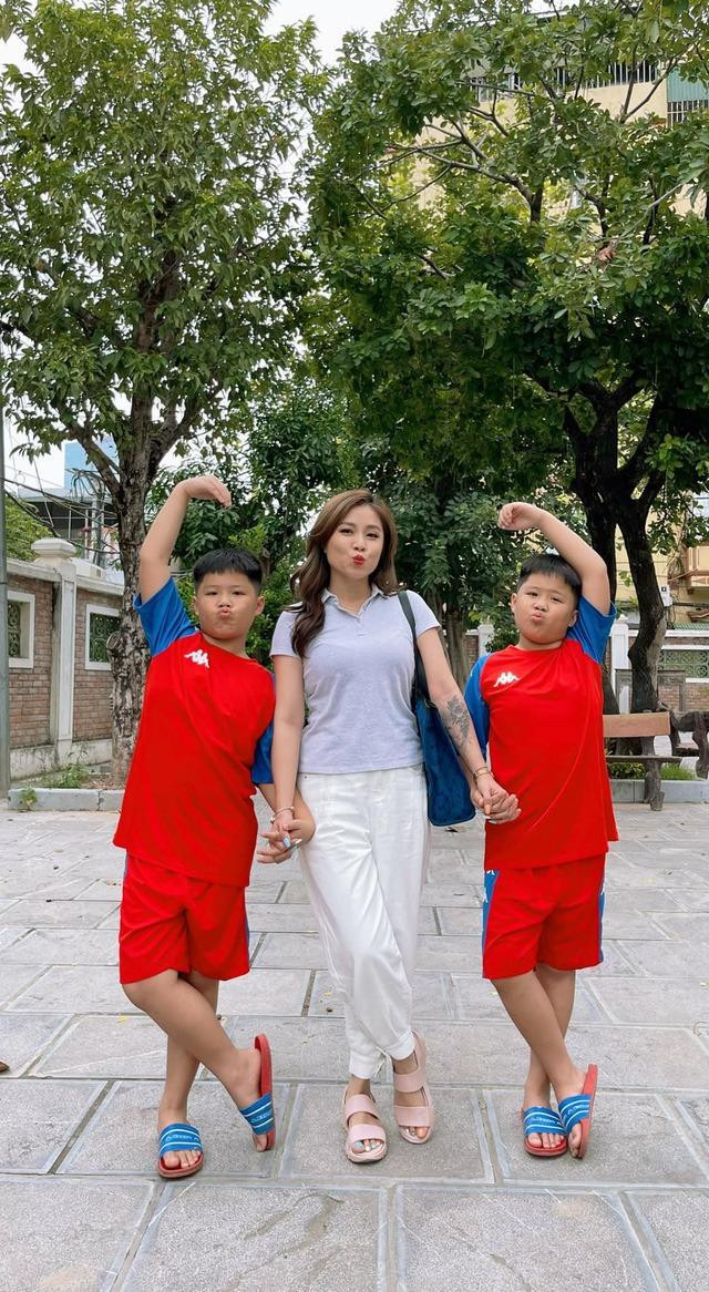 BTV Hoàng Linh cùng cặp sinh đôi ngày đầu năm học mới. BTV Hoàng Linh cùng cặp sinh đôi ngày đầu năm học mới.