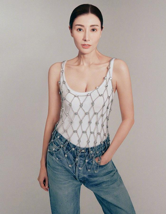 Cựu Hoa hậu Hong Kong (Trung Quốc) chia sẻ nhiều về cuộc sống hôn nhân, công việc. Sau lần thoát chết trong gang tấc hồi đầu năm, Lý Gia Hân trân trọng cuộc sống mỗi ngày. Cô nói mình sống không vạch sẵn kế hoạch cụ thể mà sống cho hiện tại, nghĩ về những khoảnh khắc đã qua và không hối hận với lựa chọn của mình. Quan điểm làm việc của người đẹp là “Không bao giờ nói không bao giờ”.