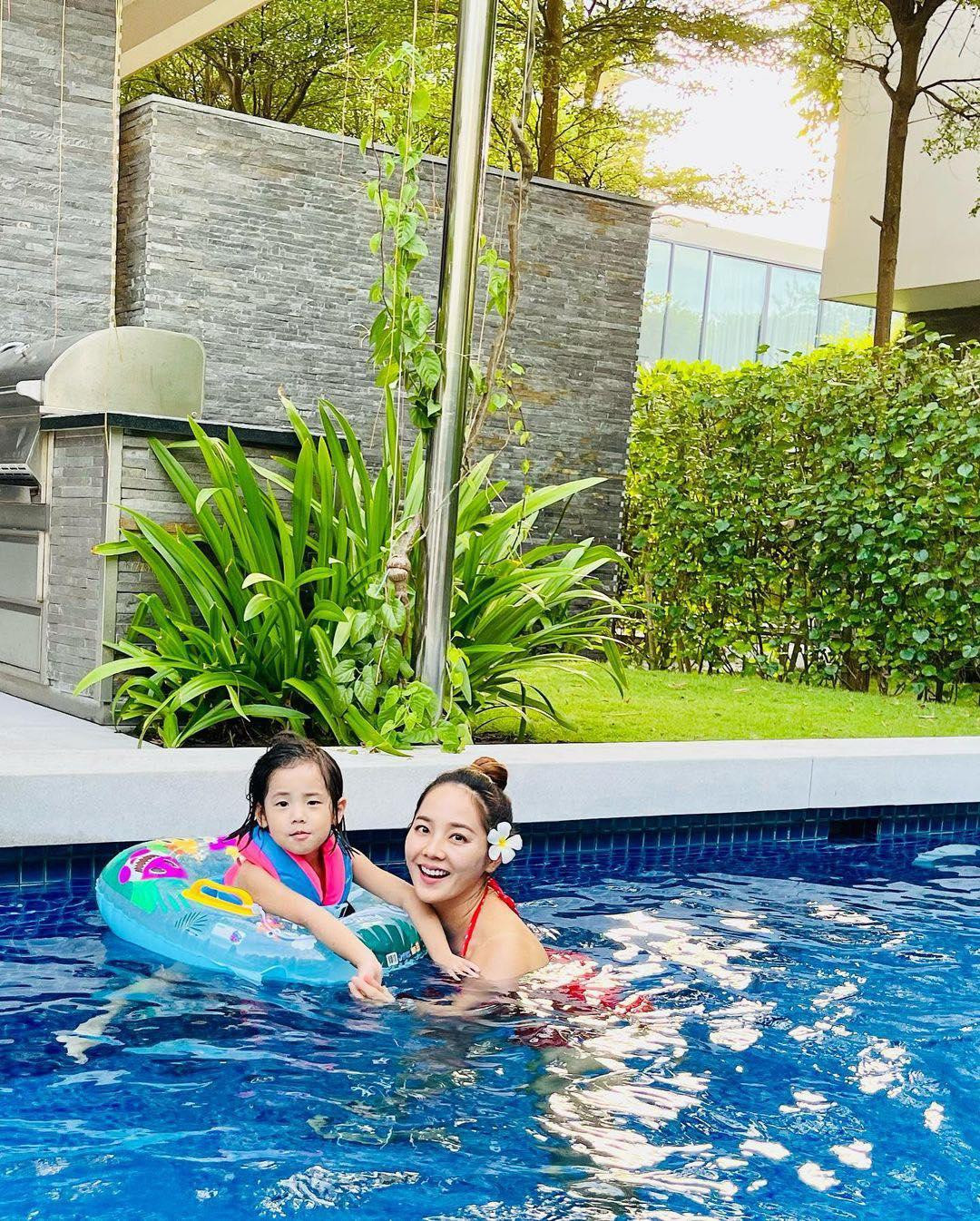 Ngoài 40 tuổi, Eugene vẫn vô cùng trẻ trung và xinh đẹp khiến nhiều người phải trầm trồ.