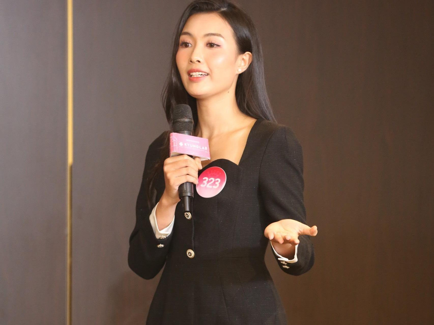 Thí sinh Hoa hậu Việt Nam tranh luận vấn đề tiêu tiền ảnh 20