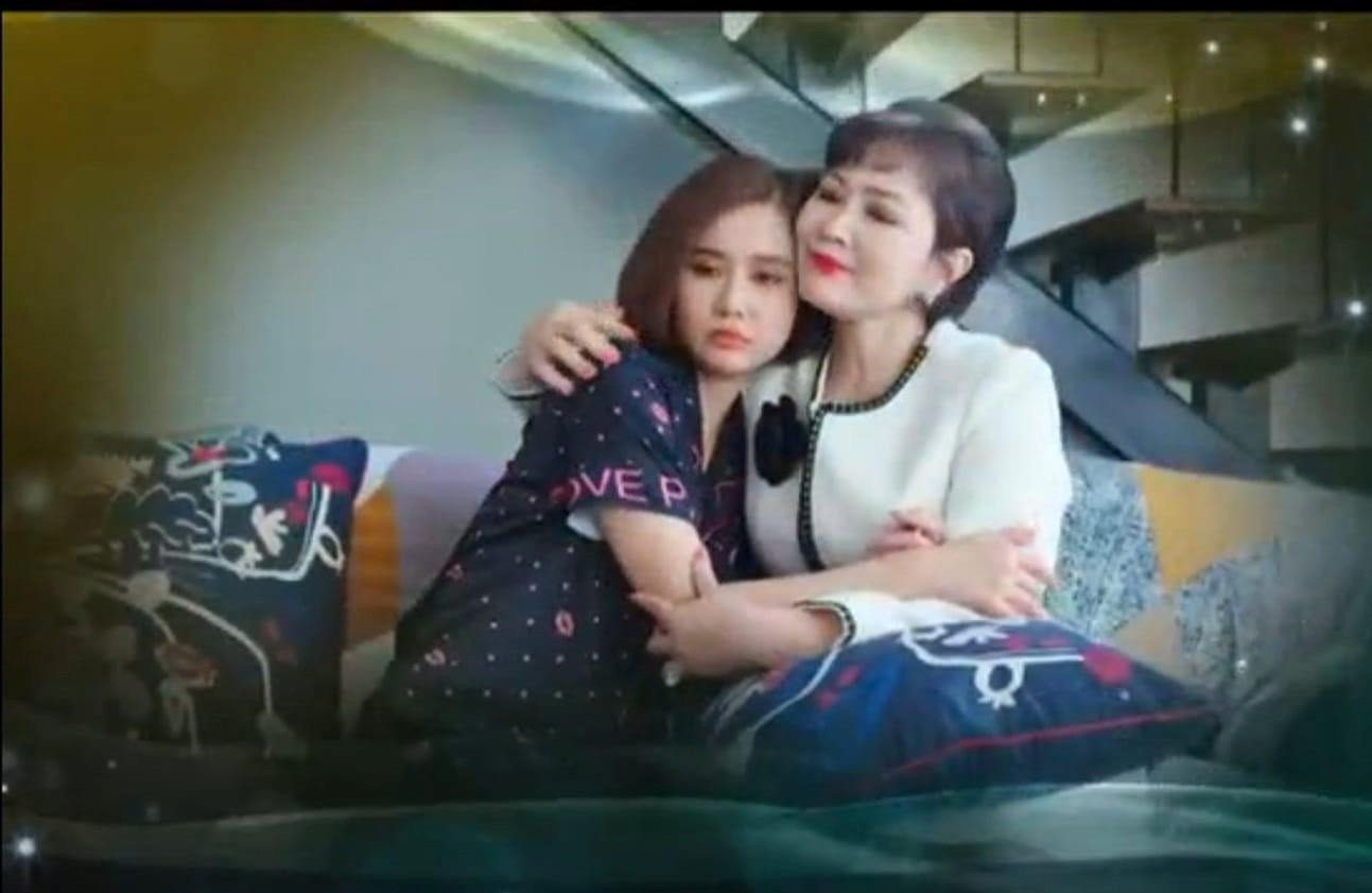 Phân cảnh chưa lên sóng. Hai mẹ con bà Kim Nhung nhận nhau, quấn quýt không rời. Phân cảnh chưa lên sóng. Hai mẹ con bà Kim Nhung nhận nhau, quấn quýt không rời.