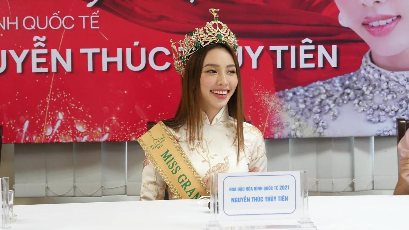 Thùy Tiên rạng rỡ trong cuộc giao lưu với bạn đọc báo Tiền Phong