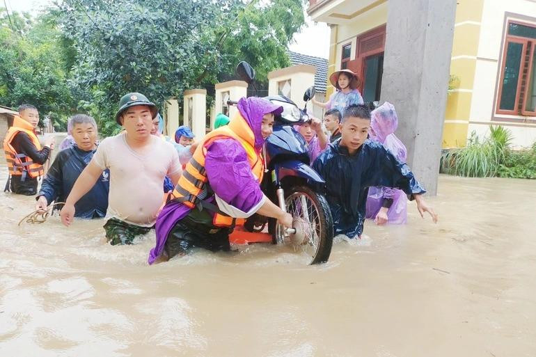 Nhiều khu dân cư ở Tam Đảo ngập sâu trong nước lũ, lực lượng quân đội và công an hỗ trợ di dời tài sản của người dân đến nơi an toàn. Ảnh: Hải Yến.