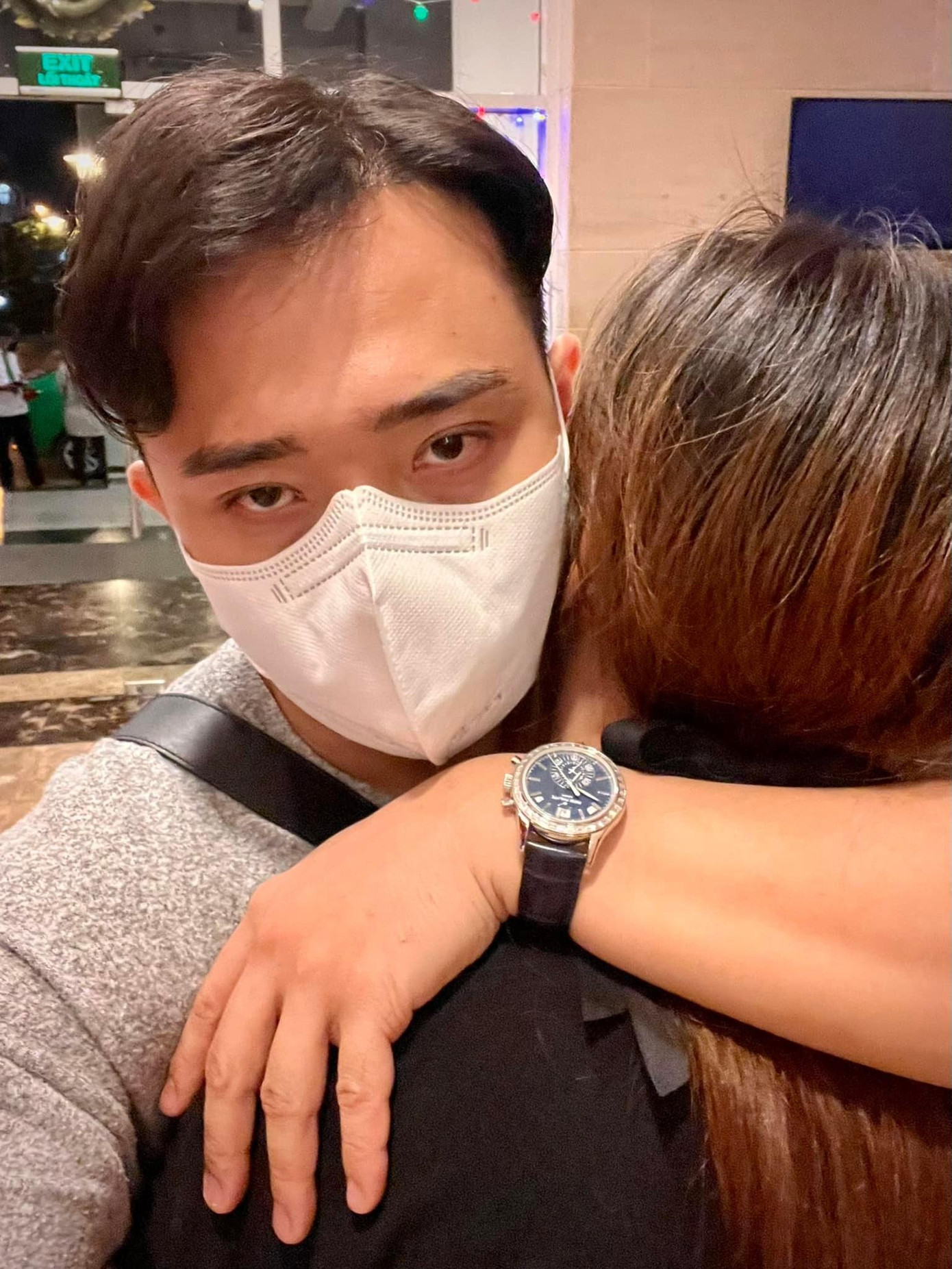 MC Trấn Thành tình cảm ôm ấp bà xã Hari Won ngày đầu năm mới. MC Trấn Thành tình cảm ôm ấp bà xã Hari Won ngày đầu năm mới.