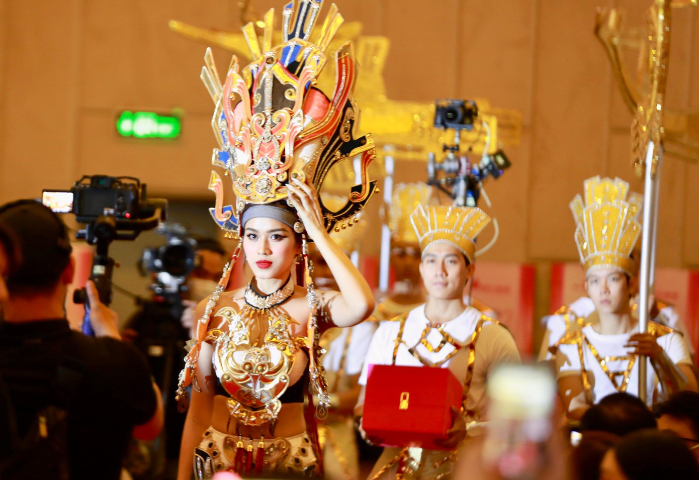 Khán giả đổ dồn sự chú ý khi Đỗ Thị Hà mặc trang phục dân tộc kỳ công rước vương miện “Hùng ca chim lạc” cho tân hoa hậu.