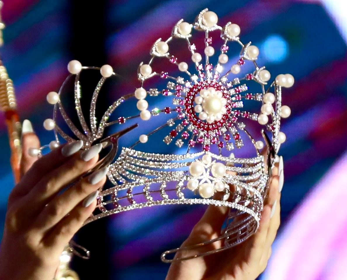 Cận cảnh vương miện mang tên “Hùng ca chim Lạc – Báu vật ngàn đời” của Hoa Hậu Việt Nam 2022. 54 viên ngọc trai được đính kết trên chiếc vương miện dành cho hoa hậu, tượng trưng cho tình đoàn kết của các dân tộc anh em trên đất nước Việt Nam.