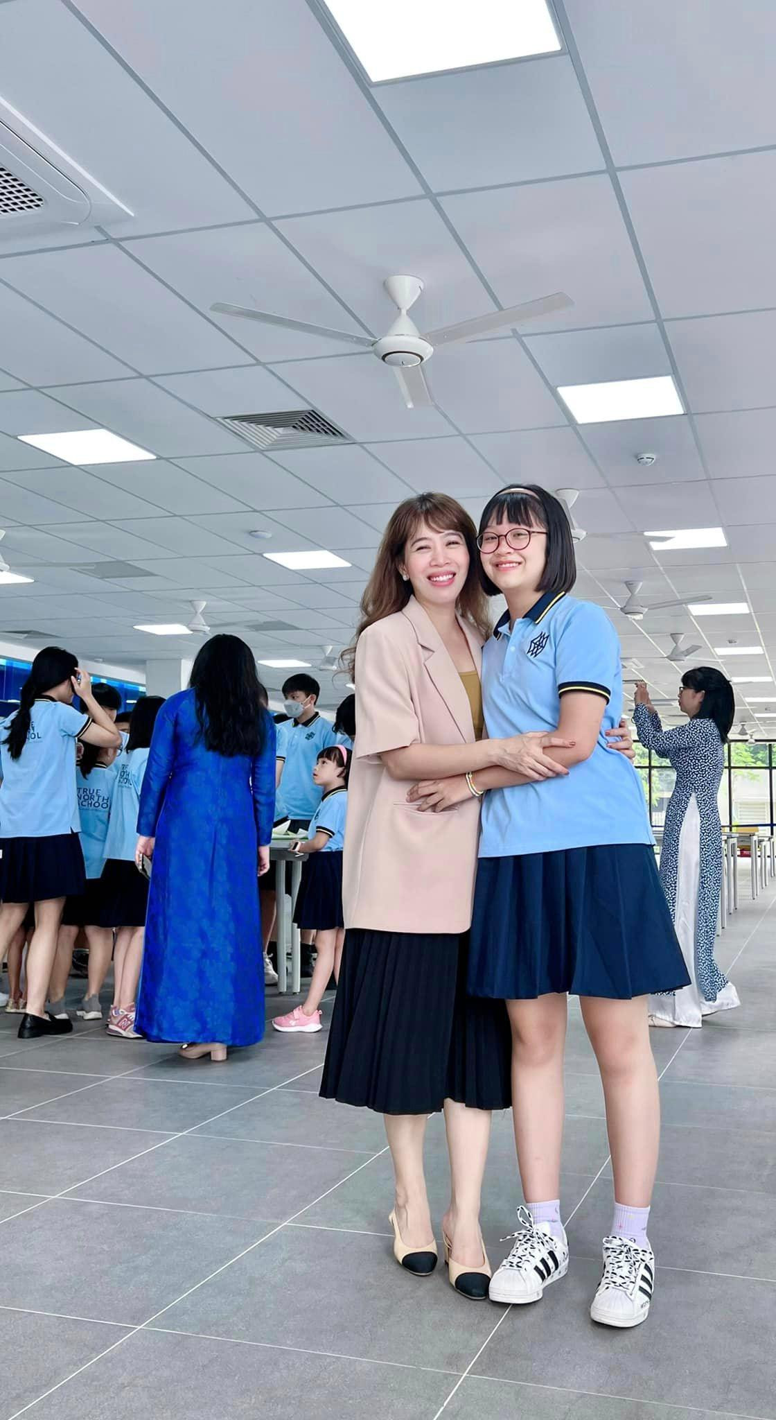 MC Diệp Chi háo hức đưa con gái đi khai giảng. “Từ giờ, cứ qua mỗi 5/9, em lại cao hơn mẹ ... nhiều chút. Chúc em và các bạn một năm học vui và lý thú ở ngôi trường mới nha”, cô viết. MC Diệp Chi háo hức đưa con gái đi khai giảng. “Từ giờ, cứ qua mỗi 5/9, em lại cao hơn mẹ ... nhiều chút. Chúc em và các bạn một năm học vui và lý thú ở ngôi trường mới nha”, cô viết.