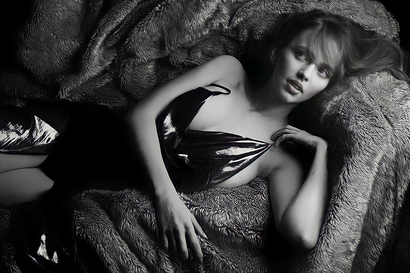 Natasha Bassett theo đuổi phong cách nữ tính, mềm mại và không ngại diện những bộ đồ nóng bỏng, “thiếu vải”.