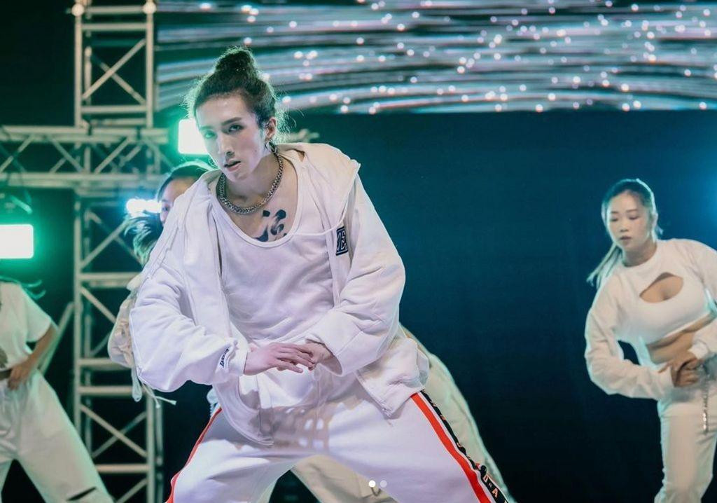 Vũ công Lý Khải Ngôn (A Mo) bị màn hình LED 600 kg rơi trúng người, đối diện với khả năng liệt tứ chi vĩnh viễn khiến người hâm mộ xót xa Vũ công Lý Khải Ngôn (A Mo) bị màn hình LED 600 kg rơi trúng người, đối diện với khả năng liệt tứ chi vĩnh viễn khiến người hâm mộ xót xa