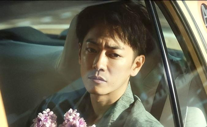 Vào vai nam chính Harumichi Namiki, Satoh Takeru chiếm trọn tình cảm của khán giả khi khắc họa hình ảnh người đàn ông từng trải bằng ánh mắt nặng tình, biểu cảm tinh tế, giàu cảm xúc. Anh chia sẻ chỉ cần nhìn nhau lặng lẽ cũng đủ tạo nên câu chuyện tình yêu.