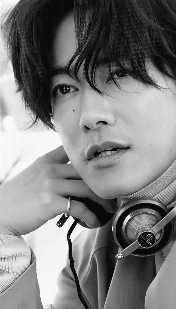 Diễn viên kín tiếng chuyện đời tư, anh chưa kết hôn hay công bố bạn gái. Scandal đời tư lớn nhất diễn viên phải đối mặt liên quan đến Maeda Atsuko - ngôi sao sáng nhất của nhóm nhạc nữ AKB48 thời điểm đó. Sau buổi tiệc tốt nghiệp, Maeda Atsuko được phóng thích khỏi “lệnh cấm yêu” của ngành công nghiệp Idol. Nữ idol say xỉn, khóc lóc trên đường phố, được Takeru bế về tận nhà. Nam diễn viên làm lộ nội y lúc dìu cô trước căn hộ, trong khi Maeda Atsuko luôn miệng nói “Xin lỗi, em thật tệ”.