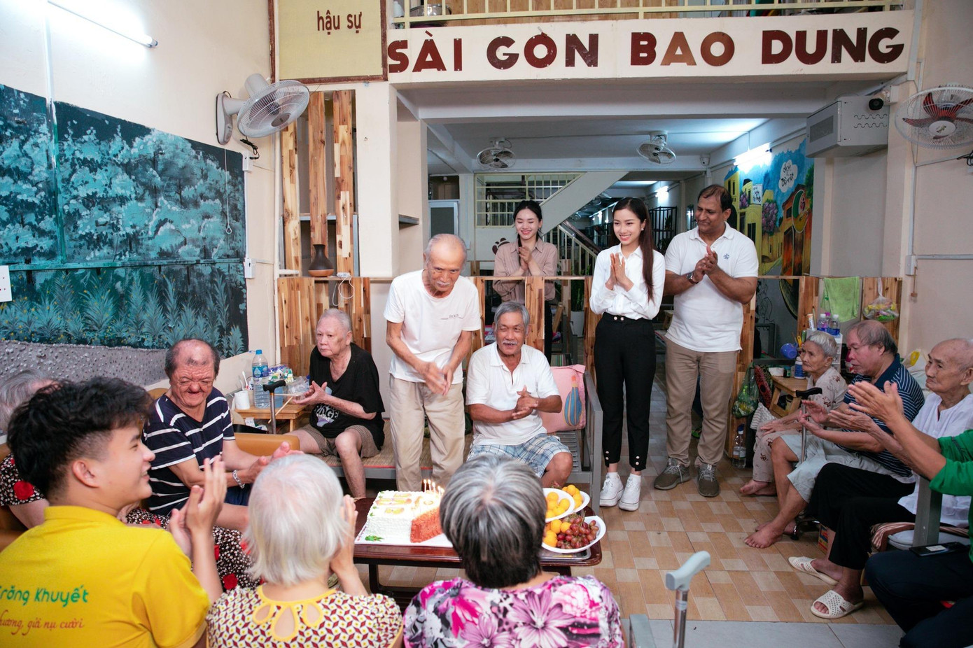 Hai cô gái cùng ông Robert Menzies Francis tổ chức tiệc sinh nhật và tặng quà cho các cụ. Hai cô gái cùng ông Robert Menzies Francis tổ chức tiệc sinh nhật và tặng quà cho các cụ.