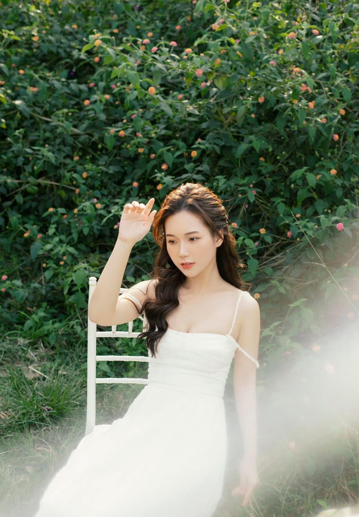 Trong chiếc váy hai dây, người đẹp khoe làn da trắng nõn nuột nà cùng vòng một căng tràn.