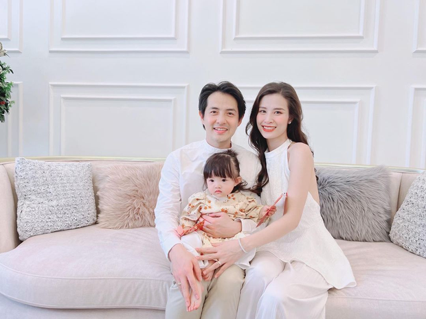 Gia đình Đông Nhi - Ông Cao Thắng khoe ảnh con gái hầu bao rủng rỉnh ngày mùng 2 Tết.