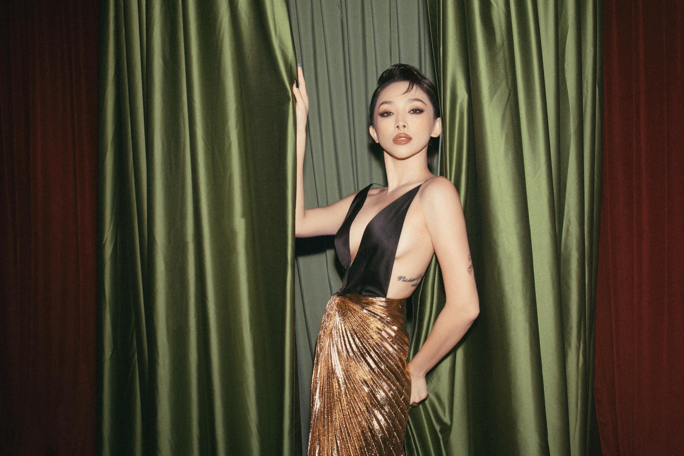 Chiếc váy hở bạo của Tóc Tiên giúp nữ ca sĩ tỏa sáng trong sự kiện.