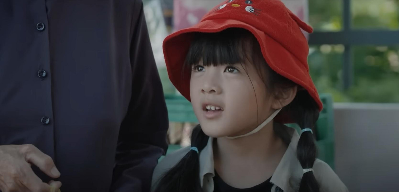 Hào âm thầm quan tâm con gái ruột. Ảnh: CMH.